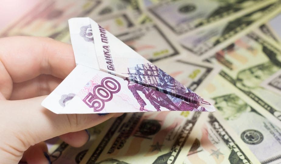 Курс рубля укрепляется по отношению к основным валютам.