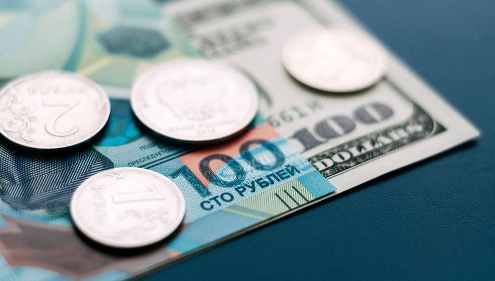 Доллар стремится удержаться на уровне 100.