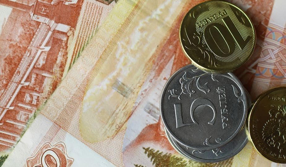 Рубль ослабевает после бурного роста, облигации госзаемщиков снова дорожают