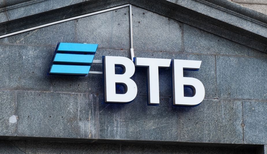 ВТБ в Шанхае повысит комиссию за переводы юанями через банки.