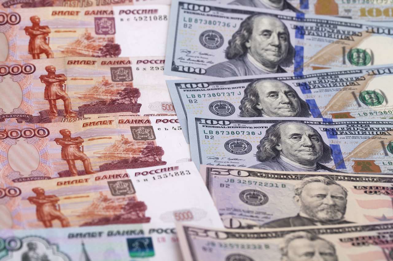 Конкуренция рубля и доллара за лидерство