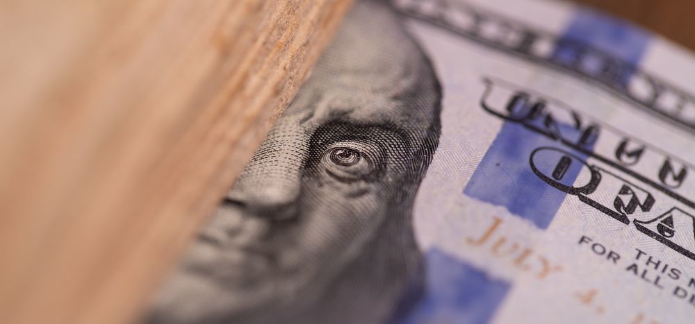 Курс доллара опустился ниже 82 рубля на валютном рынке.