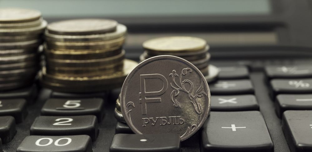 Укрепление рубля приостановилось.
