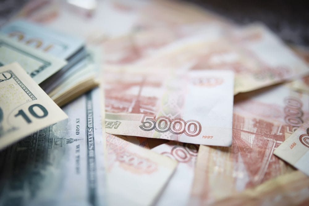 Курс рубля падает.
