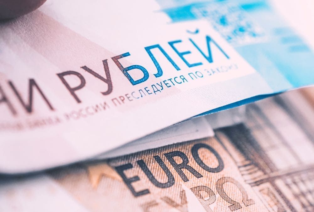 Евро подорожал почти на два рубля.