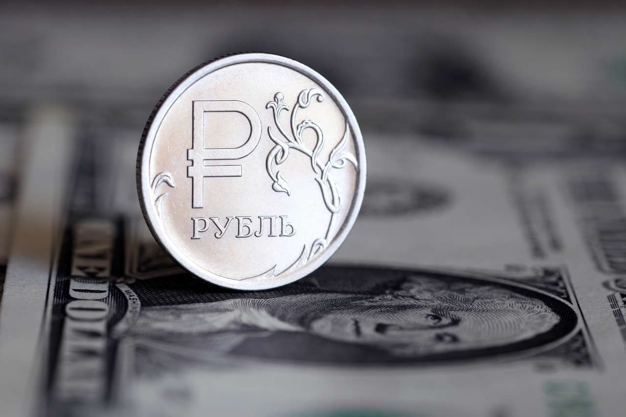 Валюты торгуются ниже значений 95 и 100