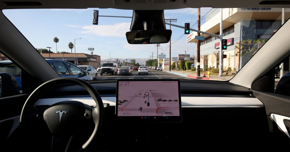 Tesla тестирует роботаксе в Остине.