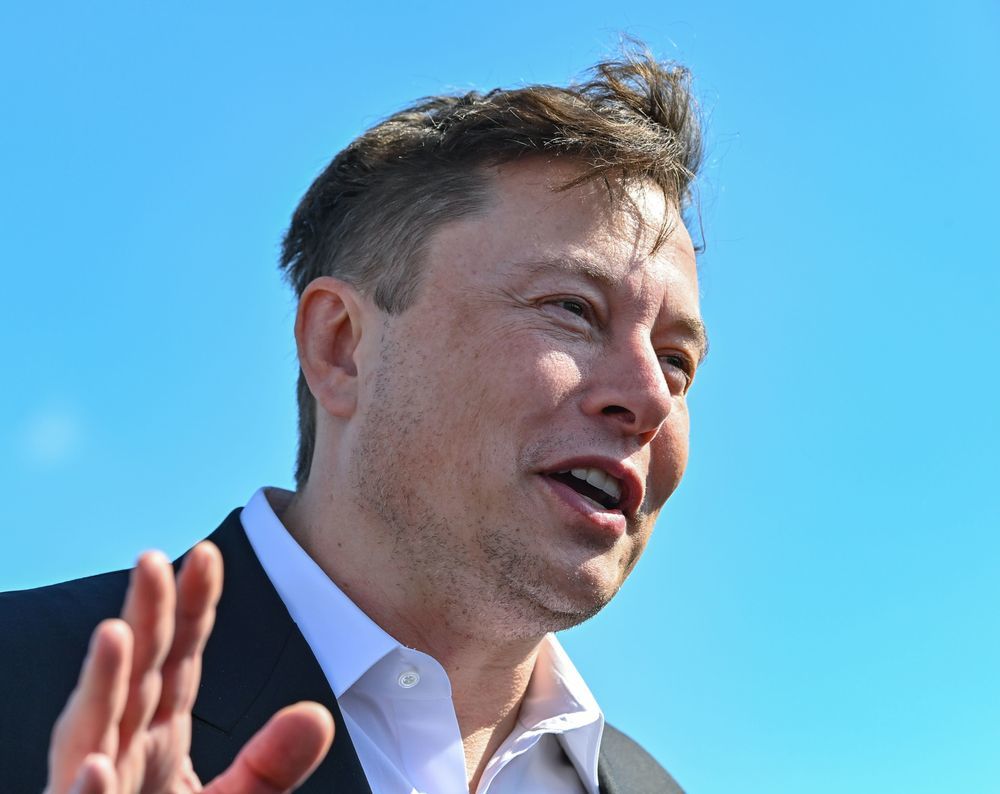 Акции Tesla снижаются из-за нового конфликта Маска и Трампа.