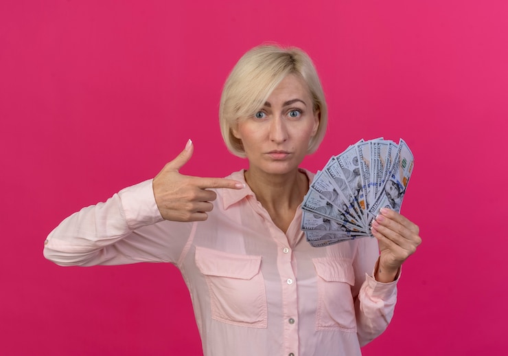 Курс рубля снизился на 1,5%.