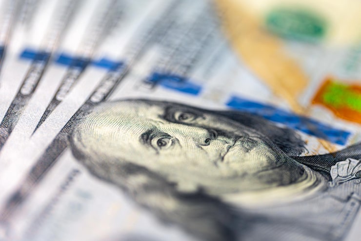 Доллар превысил отметку в 83 рублей, курс евро поднялся выше 98