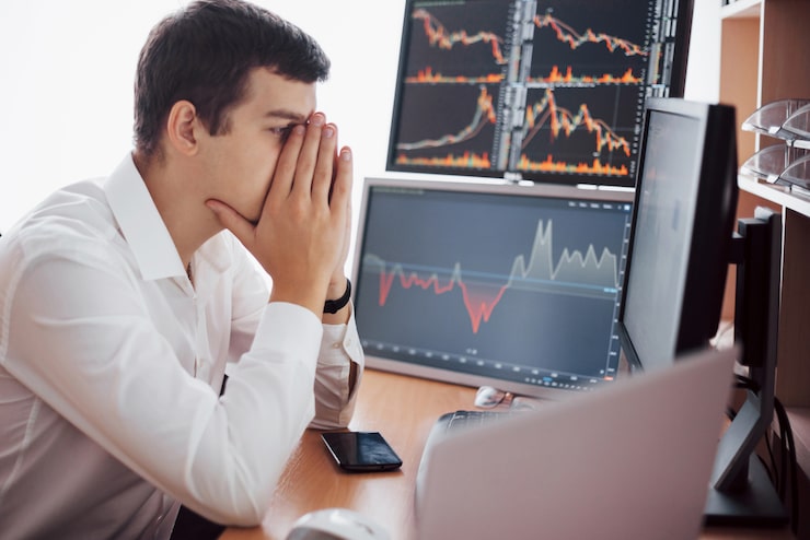 Фьючерс на Индекс МосБиржи снизился более чем на 5%