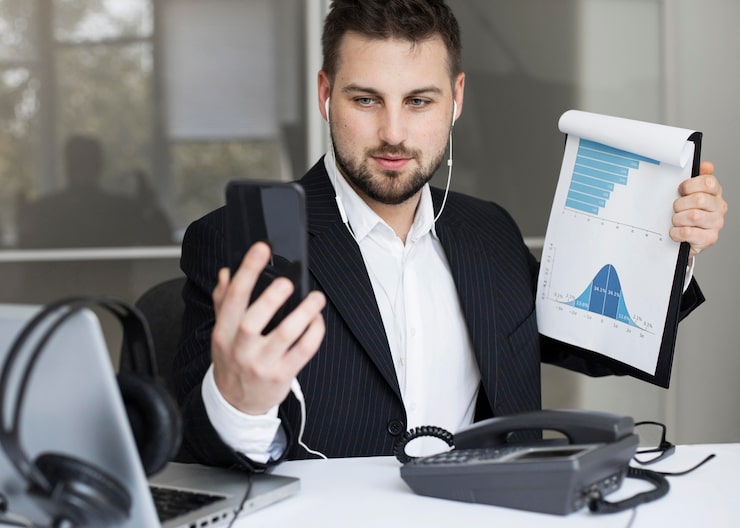 Ослабление экономического роста может привести к снижению ключевой ставки ЦБ. Аналитики пересмотрели рекомендации по акциям Лукойла и Новатэка до «Нейтрального» из-за роста цен.