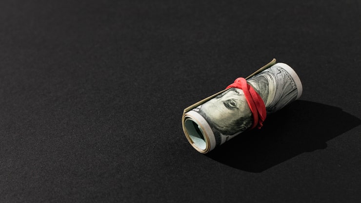 Доллар растет: прогноз для акций Ренессанс Страхования и перспективы летнего минимума